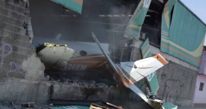 Se desploma una avioneta y termina estrellándose en un supermercado de Temixco