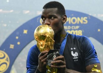 Roban a Pogba medalla de campeón mundial