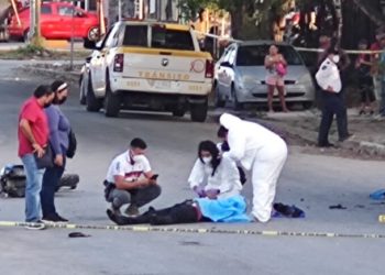 Fallece motociclista tras estrellarse contra un camión en Cancún