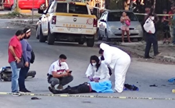Fallece motociclista tras estrellarse contra un camión en Cancún