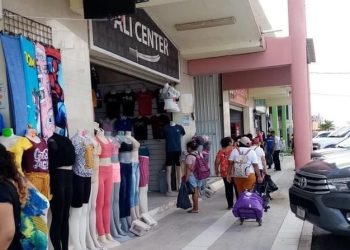Respiro para comerciantes por uniformes de regreso a clases