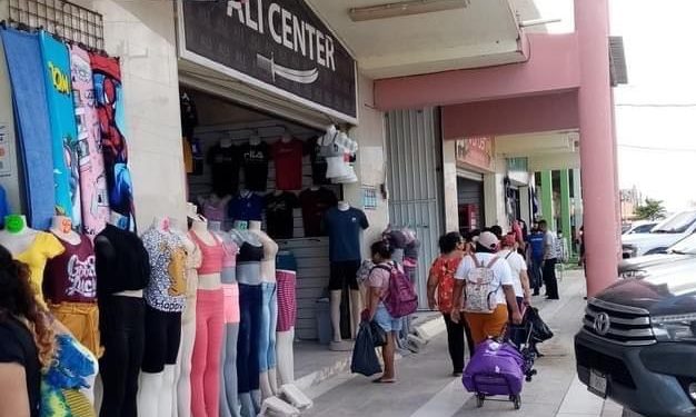 Respiro para comerciantes por uniformes de regreso a clases