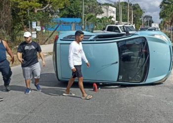 Choque deja saldo de un automóvil volcado y una mujer hospitalizada en Cancún