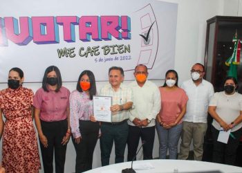 Entregan al Dr. Pech constancia como abanderado por Movimiento Ciudadano