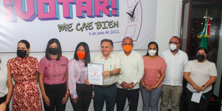 Entregan al Dr. Pech constancia como abanderado por Movimiento Ciudadano