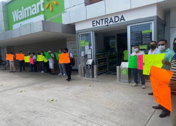 Trabajadores de Walmart protestan porque acusan son explotados y les pagan poco