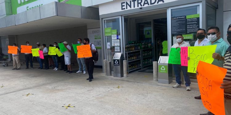 Trabajadores de Walmart protestan porque acusan son explotados y les pagan poco