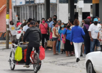 Decenas de adultos mayores saturan sucursal del Banco del Bienestar para cobrar su pensión