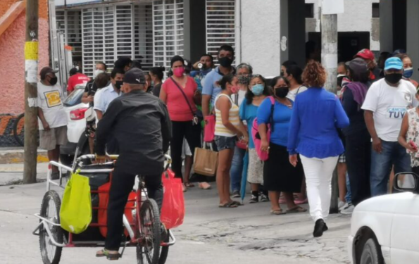 Decenas de adultos mayores saturan sucursal del Banco del Bienestar para cobrar su pensión