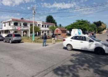 Agentes de la FGE realizan cateo en un edificio de departamentos en Chetumal