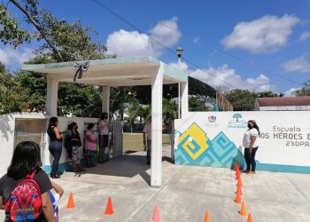 Rehabilitan escuela luego de que se cayera el techo