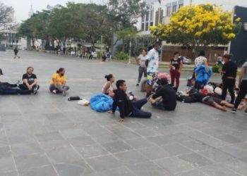 Migrantes protestan en plaza de armas exigiendo apoyo del gobierno estatal