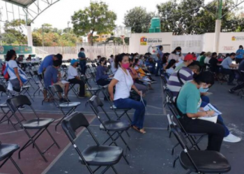 Rezagados asisten a la aplicación de vacunas contra el COVID-19  en Cancún