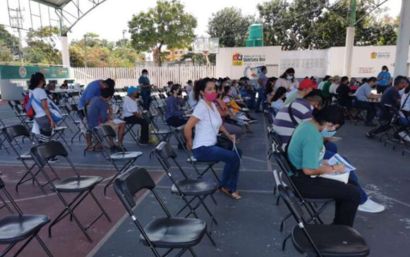 Rezagados asisten a la aplicación de vacunas contra el COVID-19  en Cancún