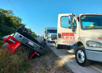 Tráiler termina volcado en la carretera Playa del Carmen-Tulum