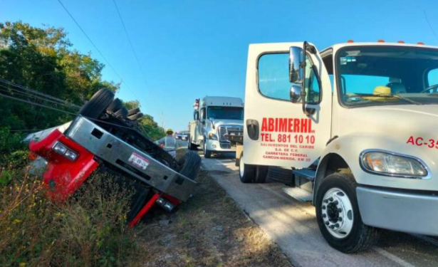 Tráiler termina volcado en la carretera Playa del Carmen-Tulum