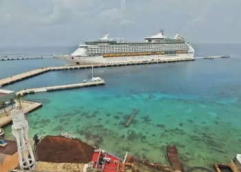 Entregan más de tres mil firmas para solicitar la creación de muelle en Cozumel