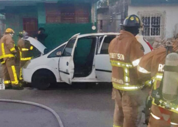Cortocircuito en la batería de un automóvil en Cozumel provoca incendio