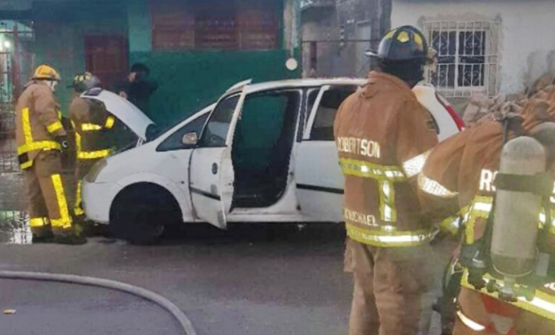 Cortocircuito en la batería de un automóvil en Cozumel provoca incendio