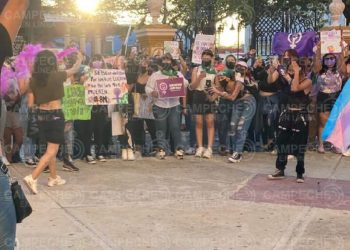 Gritan “Aborto Sí” frente a catedral