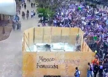 Encapuchadas destrozan estructura de vidrio y les cae encima