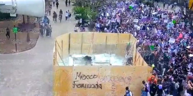 Encapuchadas destrozan estructura de vidrio y les cae encima