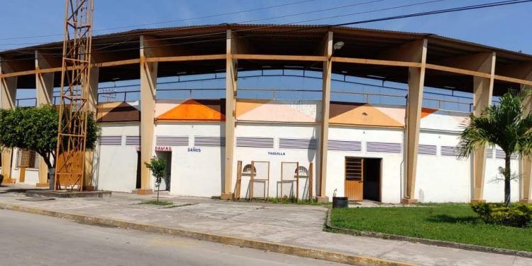 Alcaldesa de Cárdenas le quiere llevar contra a AMLO: convertirá campo de béisbol en cancha de fútbol