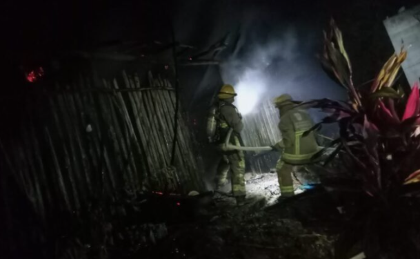 Cortocircuito provoca incendio en la palapa de un hombre de la tercera edad en Kantunilkín