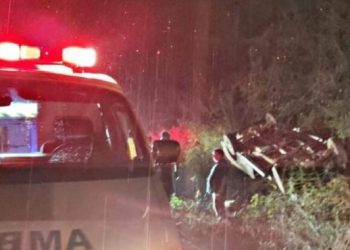 Vehículo termina volcado a causa de la lluvia en carretera Calderitas – Laguna Guerrero