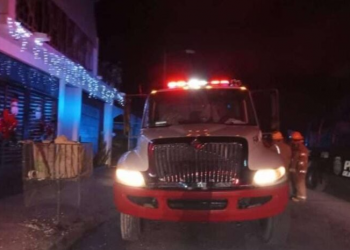Bomberos sofocan incendio en pollería de Cancún