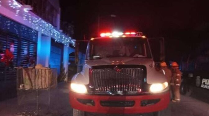 Bomberos sofocan incendio en pollería de Cancún