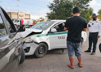 Imprudencia de taxista provoca choque contra un automóvil en Cancún