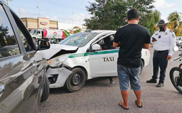 Imprudencia de taxista provoca choque contra un automóvil en Cancún