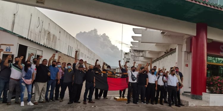 Estalla huelga en restaurante Hong Kong por supuestos malos tratos