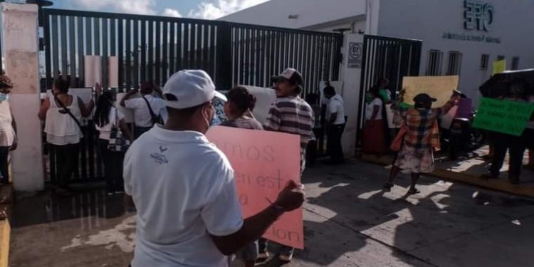 Toman instalaciones de la CFE en la Región 96