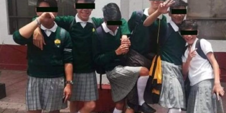 Aprueban en Campeche que niños accedan a la escuela con falda, aretes, piercing y maquillaje