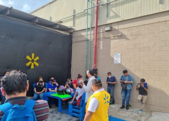 Paro de labores en Walmart de Playa del Carmen; denuncian falta de pagos y malos tratos