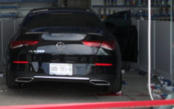 Conductora pierde control y termina adentro de una farmacia en Cancún