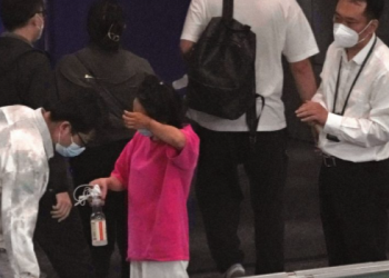 Encuentran identificaciones y carteras de los pasajeros del avión que se estrelló de China Eastern