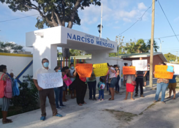 Padres de familia se manifiestan ante la ola de robos en escuelas de Chetumal