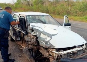 Accidente sobre la carretera federal 184 deja dos lesionados