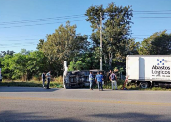 Conductor imprudente se vuelca por exceso de velocidad en Cancún