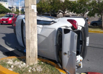 Automóvil terminó volcado contra un poste de luz tras chocar en Cancún