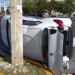 Automóvil terminó volcado contra un poste de luz tras chocar en Cancún