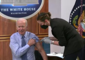 Biden se aplica por cuarta ocasión la dosis de la vacuna contra el Covid