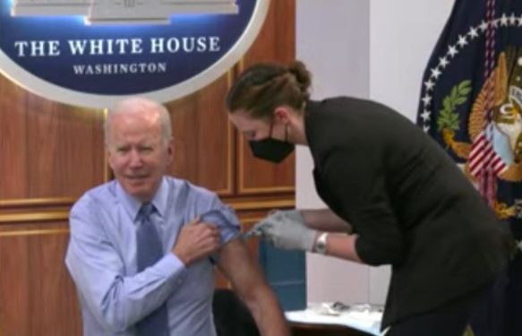 Biden se aplica por cuarta ocasión la dosis de la vacuna contra el Covid