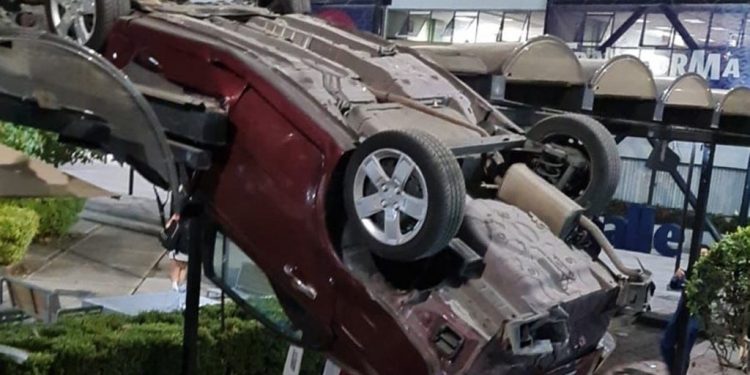 Cae vehículo de la Universidad La Salle en CDMX