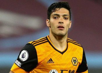 El futbolista mexicano Raúl Jiménez es expulsado durante el Wolves vs Leeds