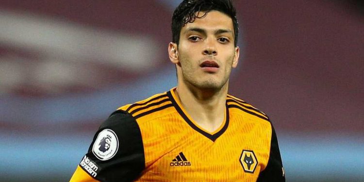 El futbolista mexicano Raúl Jiménez es expulsado durante el Wolves vs Leeds