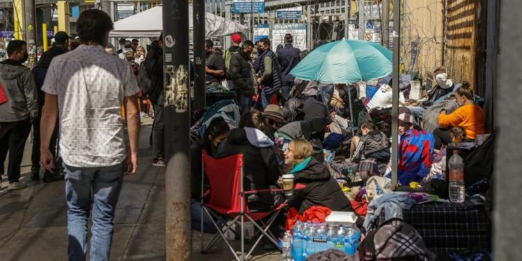 Migrantes de Rusia y Ucrania se hospedan en Tijuana con la espera de ingresar a EU